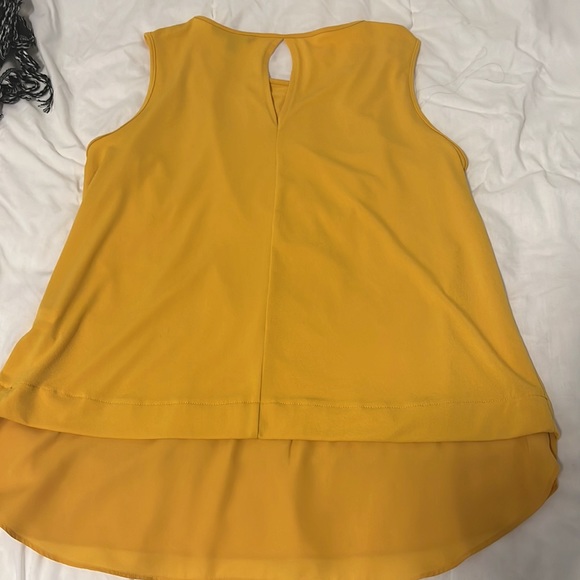 Basic yellow Banana Republic top - Picture 6 of 7
